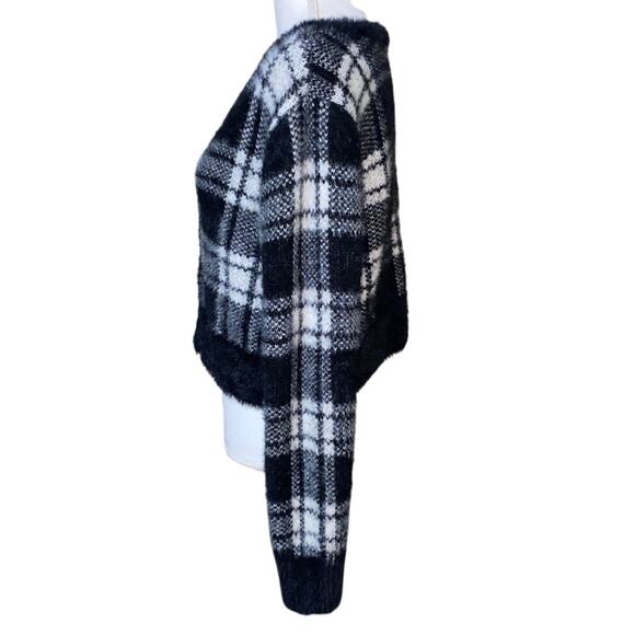 Women's V Neck Cropped Black Plaid Fuzzy Cardigan Sweater Sz Med Preppy Academic - Picture 2 of 10